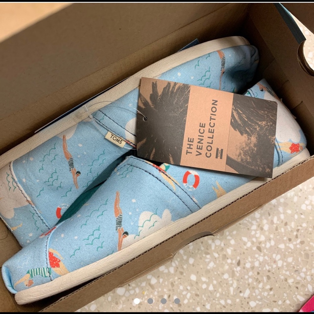 TOMS, Size 7, never worn, “Blue Glow Swimmers”